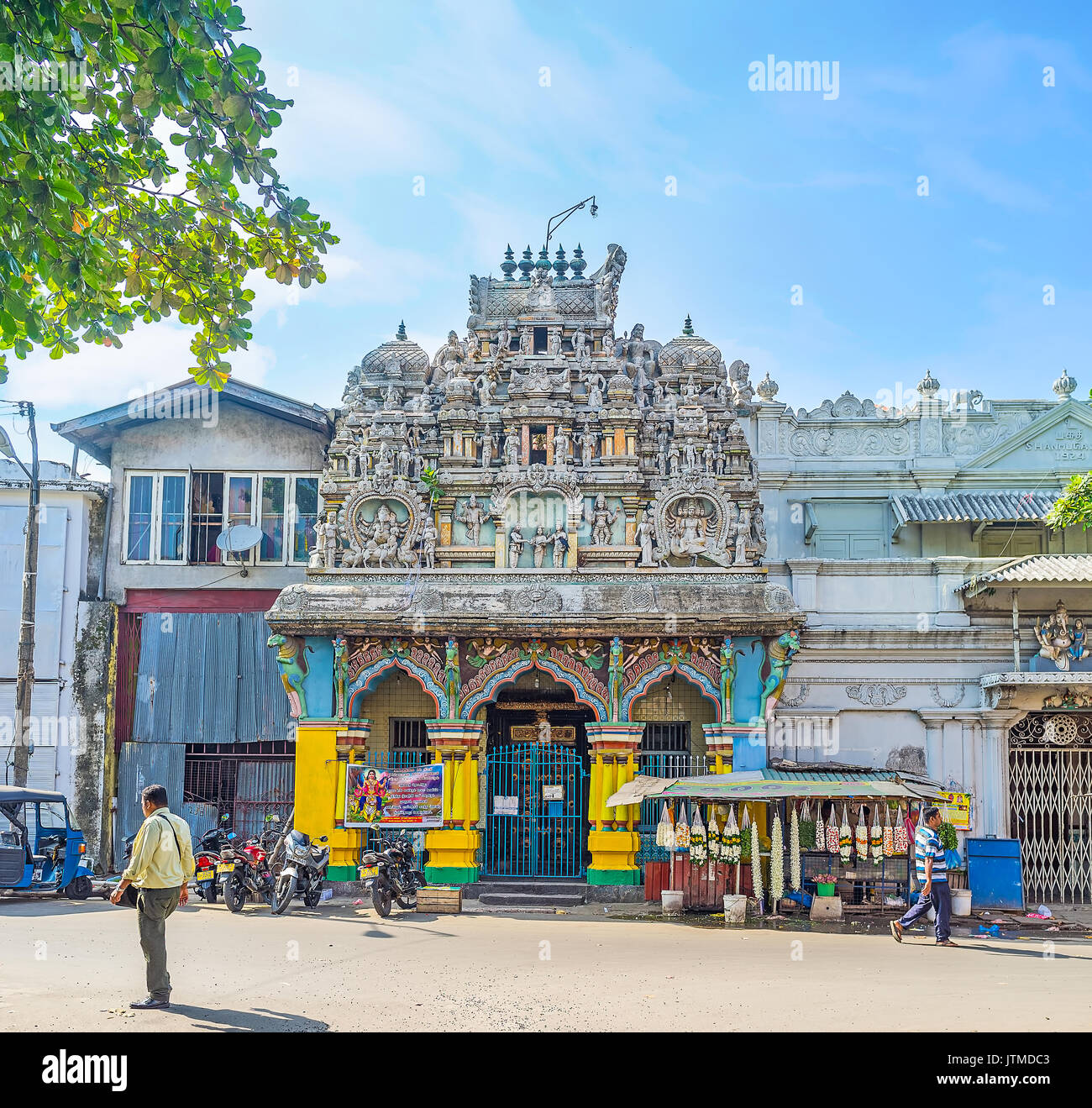COLOMBO, SRI LANKA - 7 dicembre 2016: la facciata del vecchio Kathiresan Kovil indù in mare strada del quartiere di Pettah, il 7 dicembre a Colombo. Foto Stock