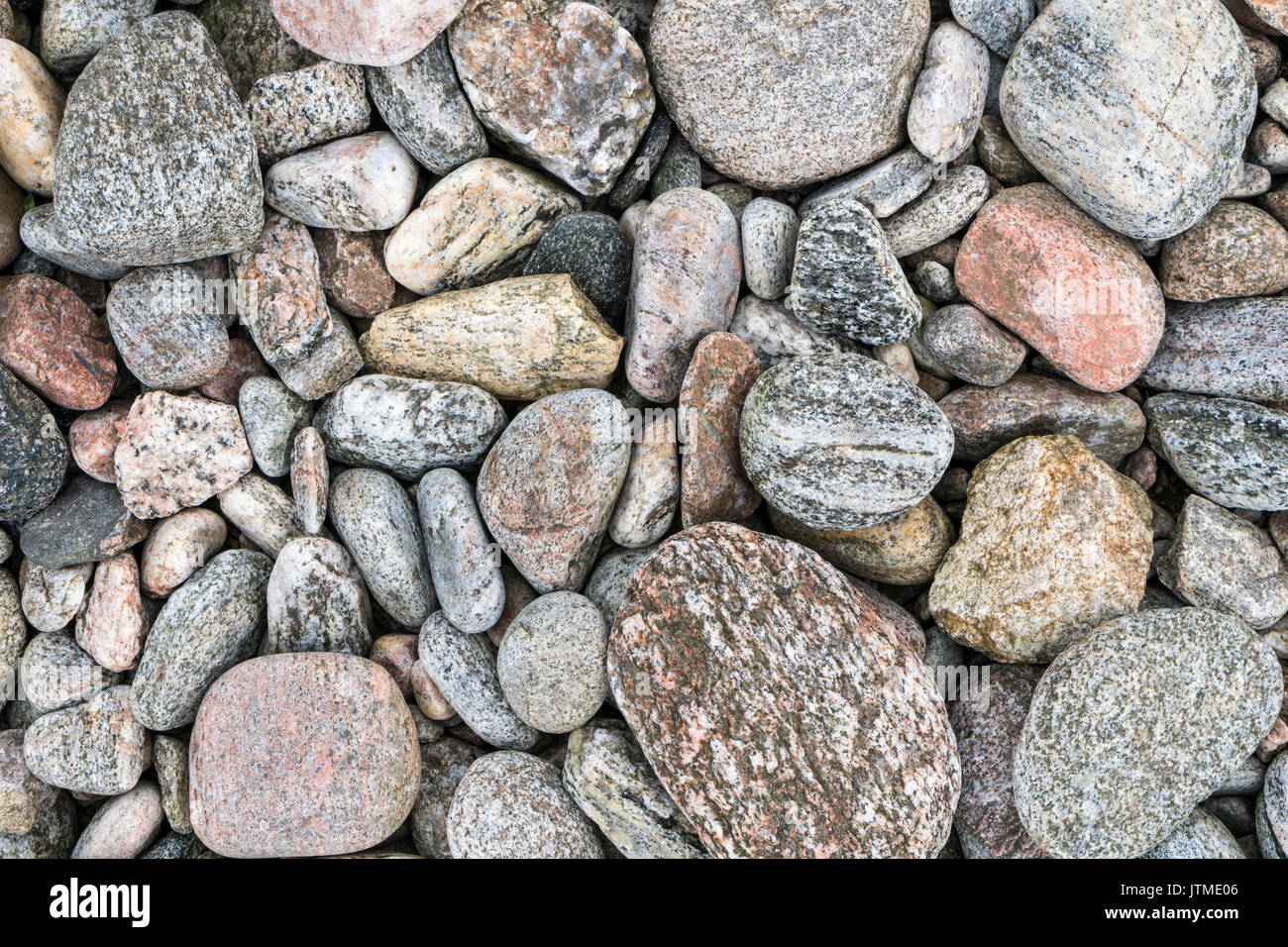 Granelli di pietra su una spiaggia Foto Stock