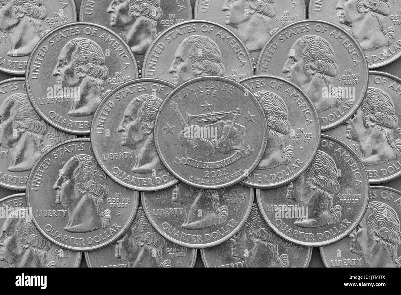 Stato del Tennessee e monete di Stati Uniti d'America. Pila di noi trimestre monete con George Washington e sulla parte superiore di un quarto di stato del Tennessee. Foto Stock