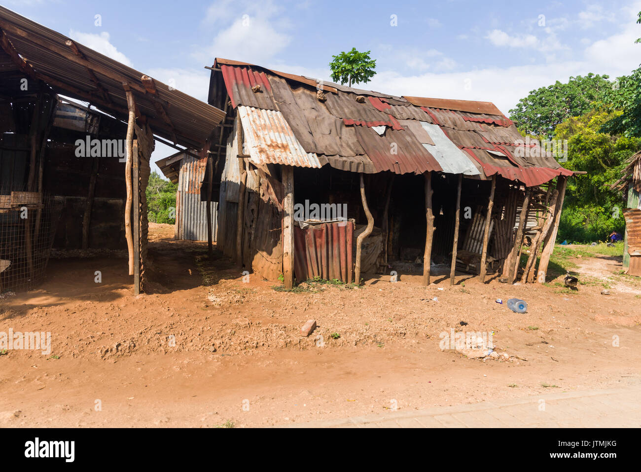 Ferro corrugato e capanna di legno edificio, Kenya Foto Stock