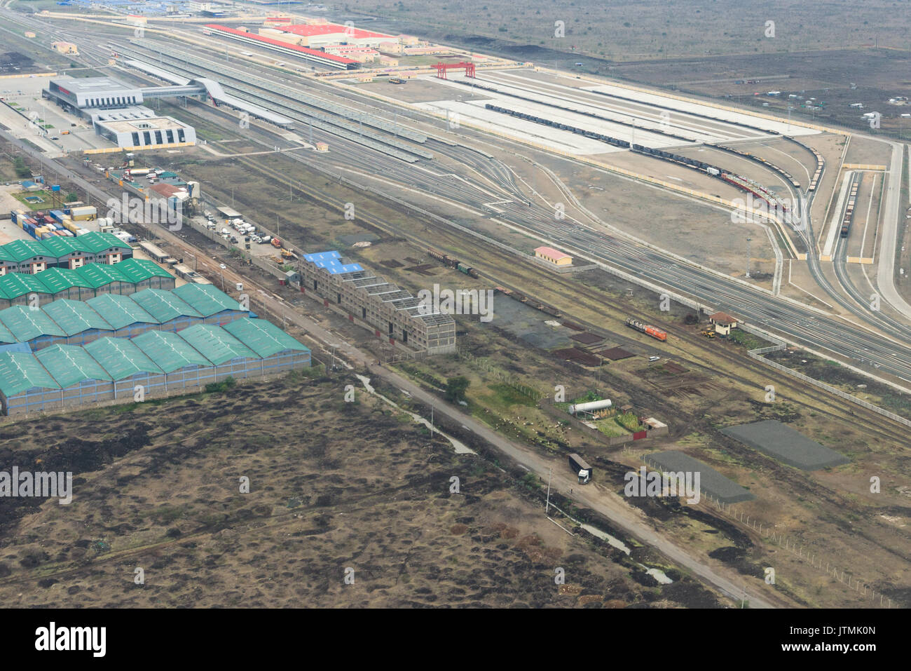 Vista aerea di Nairobi SGR calibro standard terminus ferroviario e merci ferroviario in background, Nairobi, Kenia Foto Stock