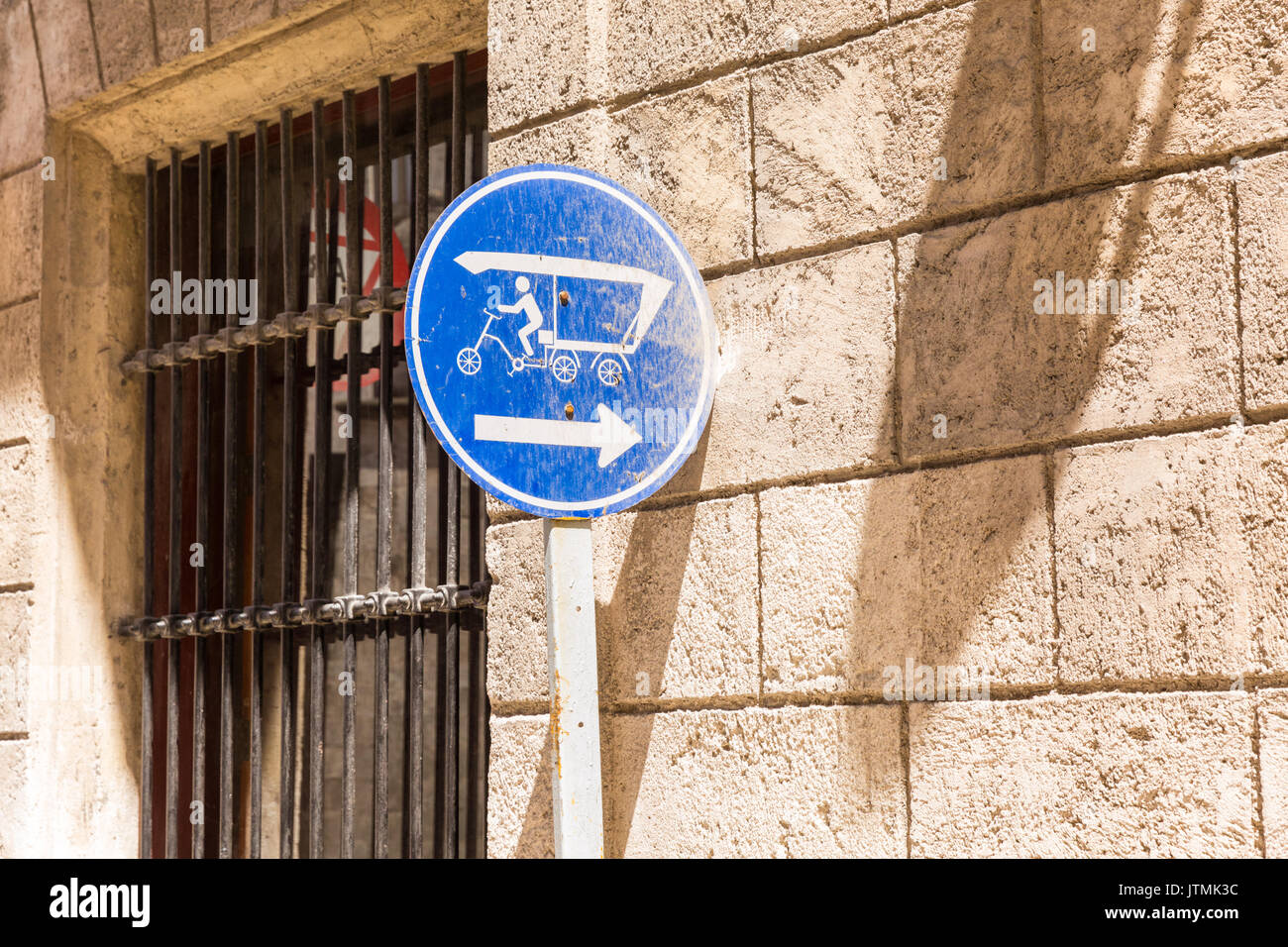 Strada cubano segno per bicytaxis e riskshaws ciclo a l'Avana, Cuba Foto Stock