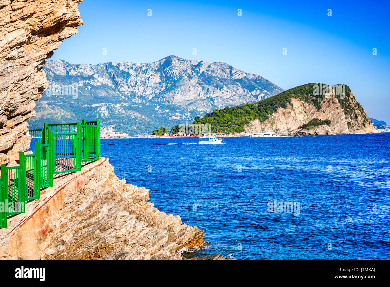 Budva, Montenegro. Sveti Nikola isola e del mare adriatico, Crna Gora montagne. Foto Stock