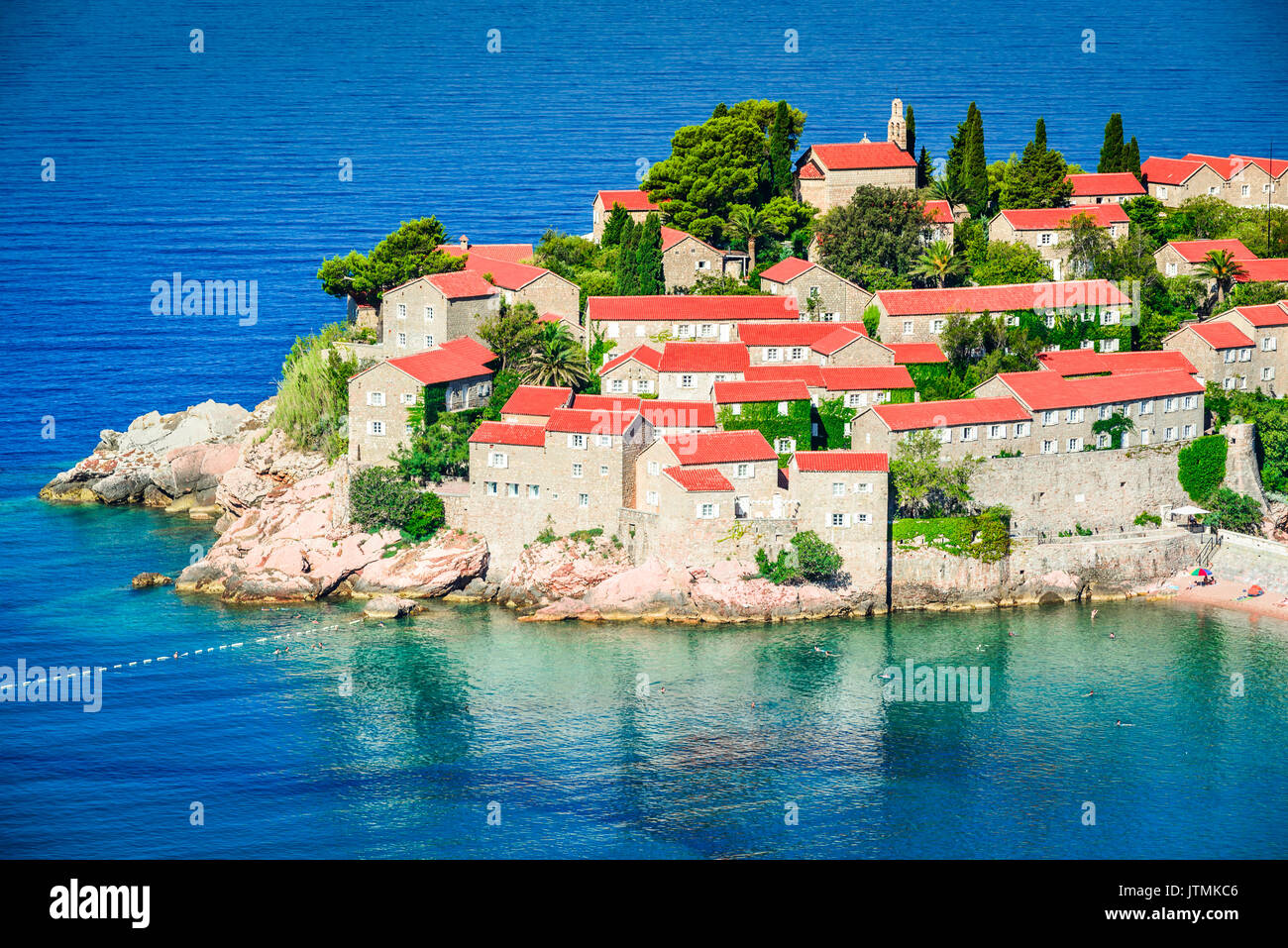 Sveti Stefan, Budva, Montenegro. vista con una fantastica isola piccola del litorale adriatico. Foto Stock