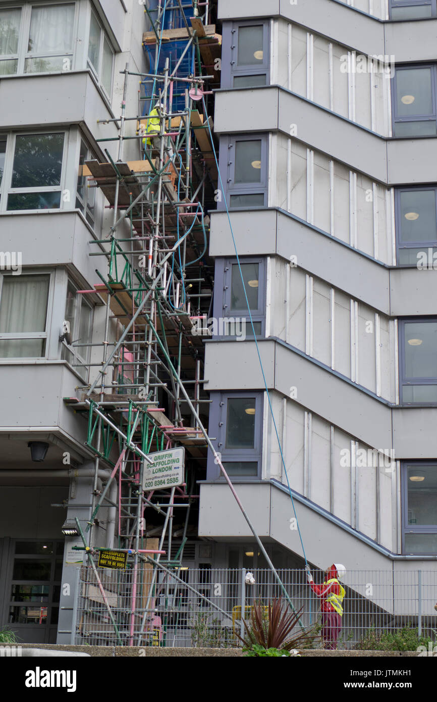 Grenfell Torre di rivestimento del tipo considerato il rischio di incendi che viene rimosso dalla Braithwaite casa in un consiglio estate in Islington, Londra,l'Inghilterra,UK Foto Stock