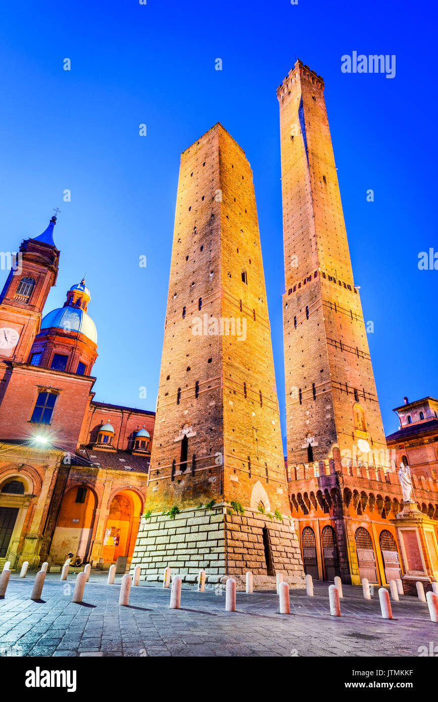Bologna, Italia - due torri (due torri, Asinelli e Garisenda, simboli del borgo medievale di torri di Bologna. Foto Stock