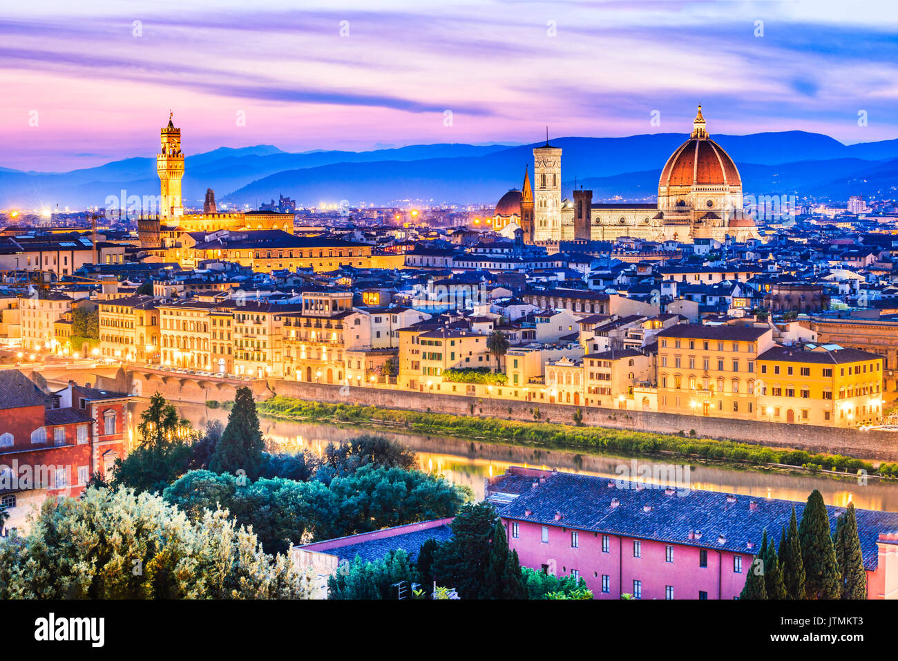 Firenze, Toscana - Paesaggio notturno con il duomo di Santa Maria del Fiore, architettura rinascimentale in Italia. Foto Stock