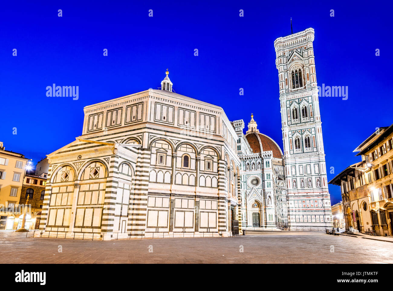 Firenze, Toscana - Paesaggio notturno con piazza del duomo e la catedrale di santa Maria del Fiore, architettura rinascimentale in Italia. Foto Stock