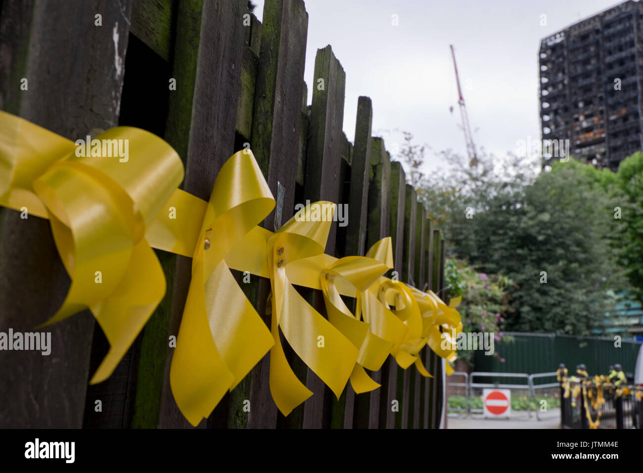 Messaggio di solidarietà con le vittime del fuoco alla Grenfell torre sulla finestra nella casa vicina a Londra,l'Inghilterra,UK Foto Stock