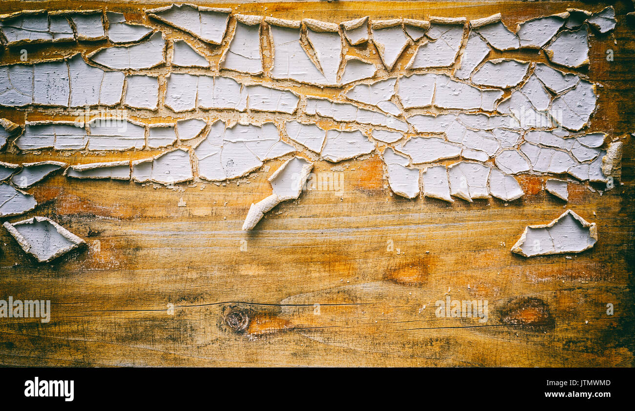 Vecchio scaglie di vernice bianca staccava un grungy tagliere in legno Foto Stock