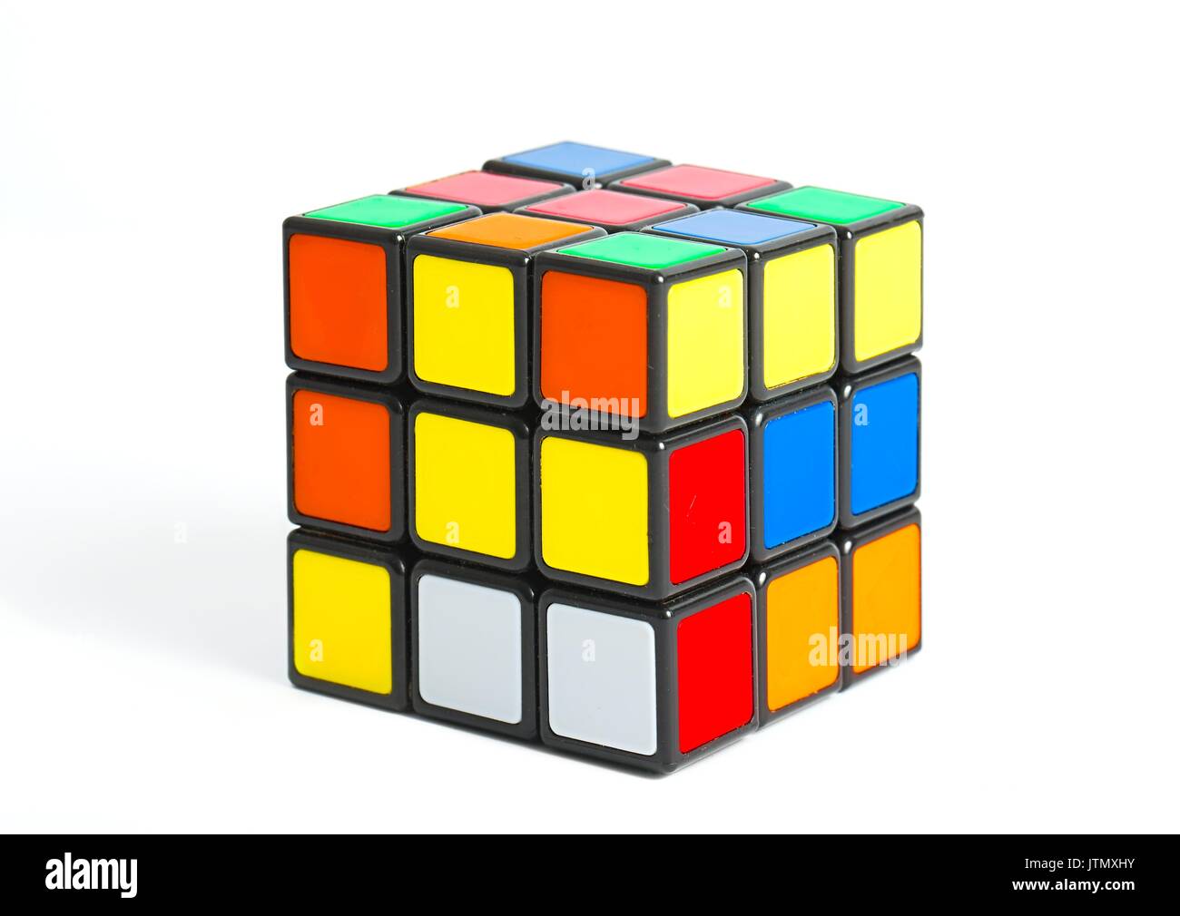 Cubo di Rubik su bianco Foto Stock