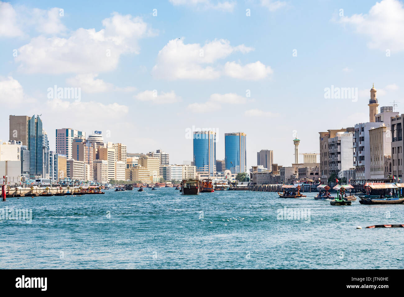 Vista del Dubai Creek su una bella giornata, Quartiere Deira, Dubai, Emirati Arabi Uniti, Emirati arabi uniti Foto Stock