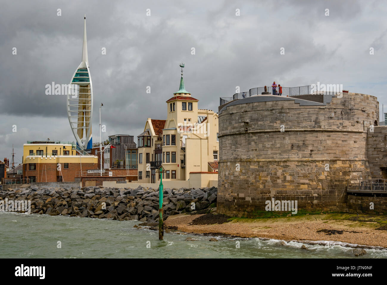 Spinnaker Tower, Casa Torre e torre rotonda si affacciano sull'ingresso al porto di Portsmouth, Regno Unito il 28 luglio 2017. Foto Stock