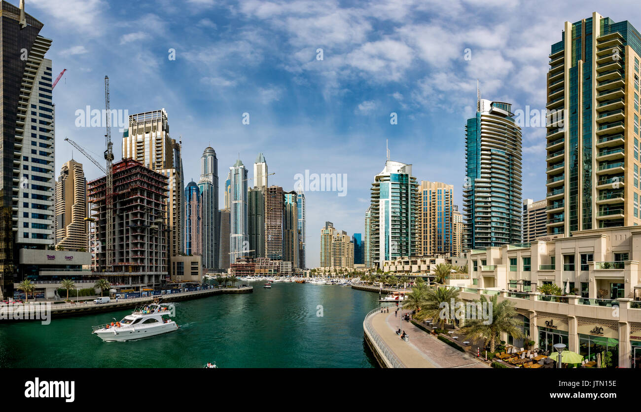 Vista panoramica della Marina di Dubai su una bella giornata, Dubai, Emirati Arabi Uniti Foto Stock