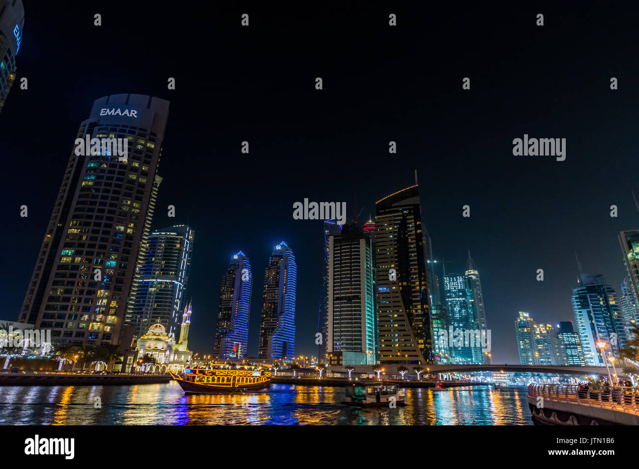 Vista della Marina di Dubai di notte, Dubai, Emirati Arabi Uniti Foto Stock
