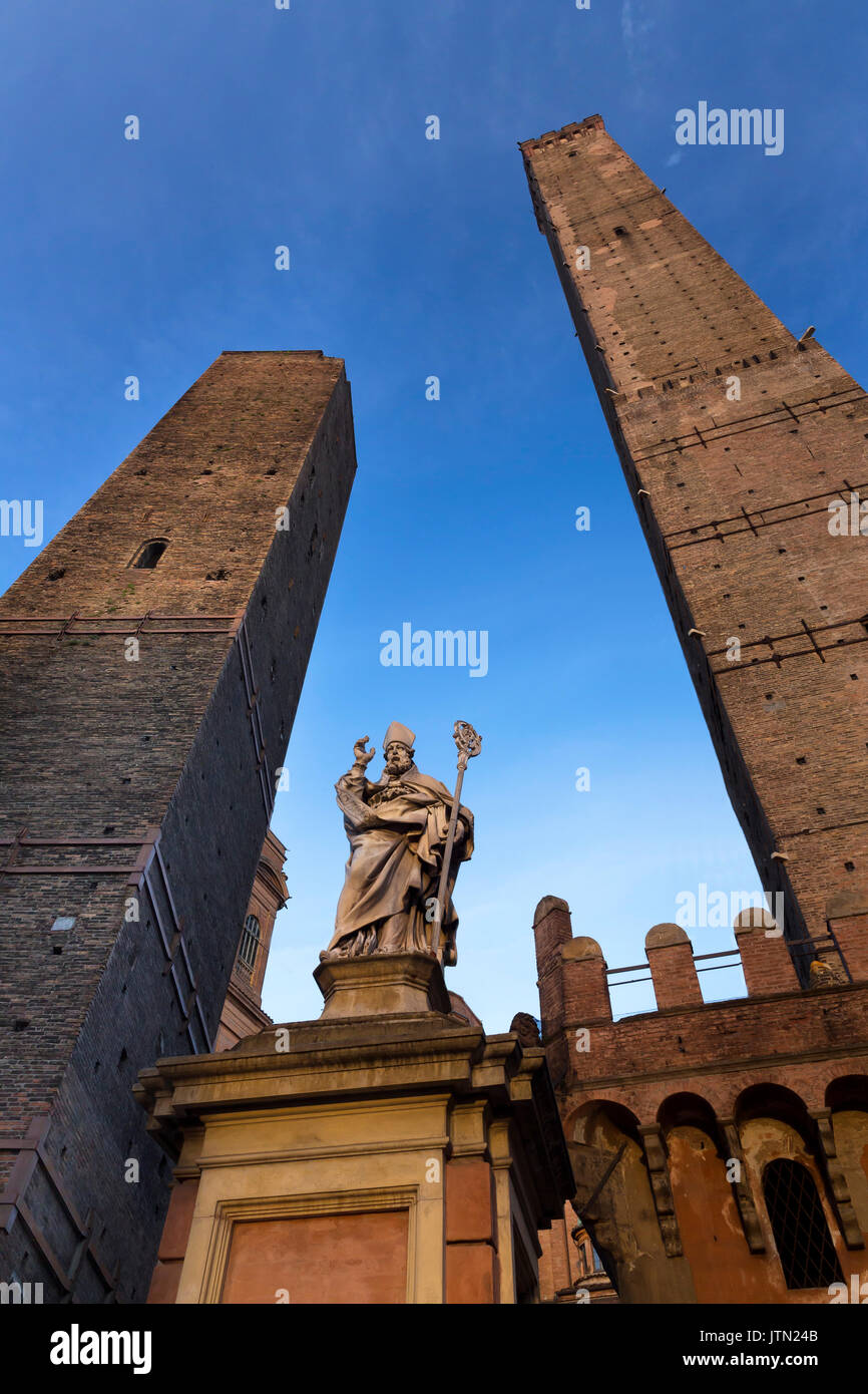 Torre della Garisenda, Statua di San Petronio e la Torre degli Asinelli, Bologna, regione Emilia Romagna, Italia Foto Stock