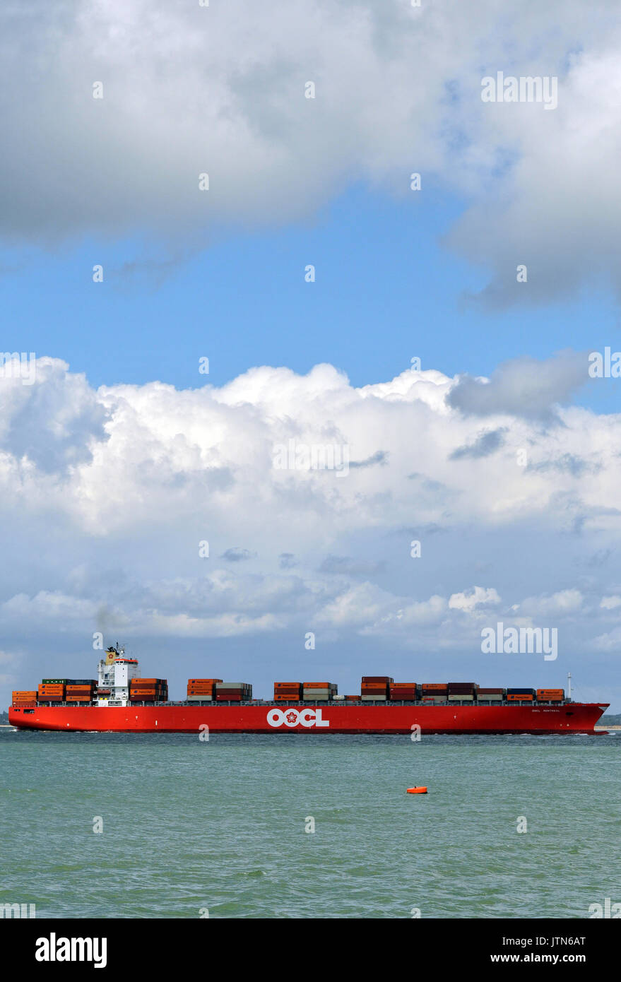 Un grande contenitore nave o imbarcazione di entrare o uscire dal porto di Southampton docks che trasportava un carico di scatole o contenitori caricati sul ponte o tenere premuto Foto Stock