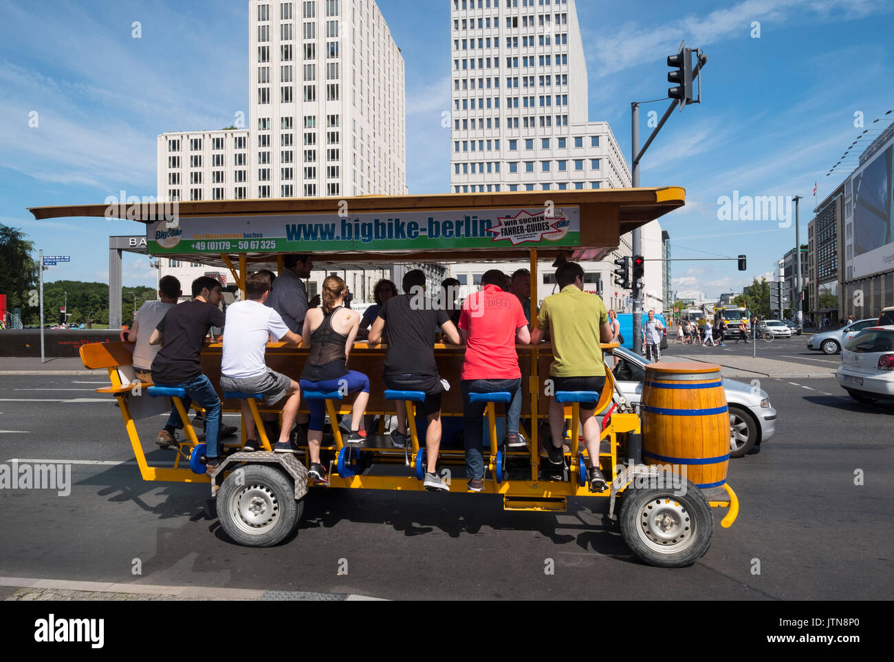 Bicicletta Mobile powered bar a Potsdamer Platz a Berlino, Germania Foto Stock