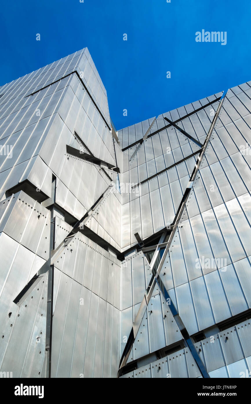 Vista del Museo Ebraico progettato da Daniel Libeskind a Kreuzberg di Berlino, Germania Foto Stock