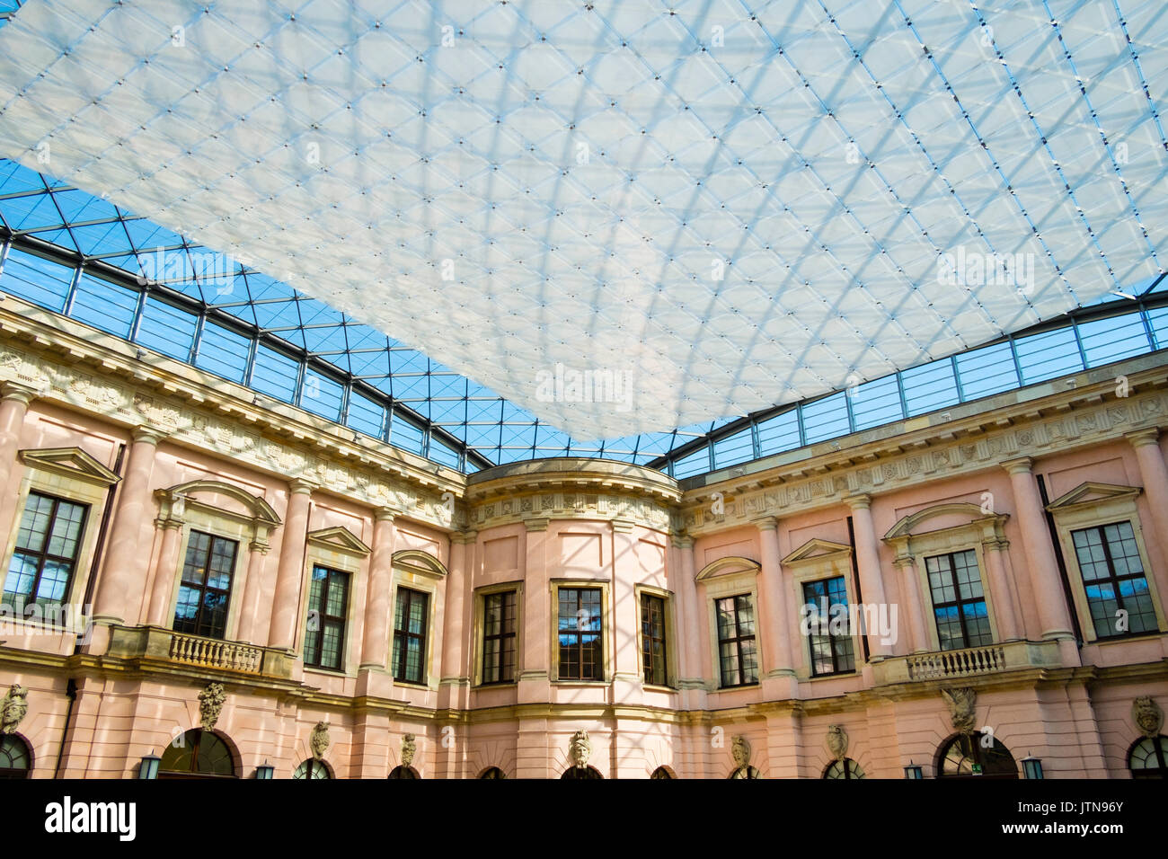 Vista del contrasto tra il tetto moderno e antico edificio presso il Museo storico di Berlino in Germania Foto Stock