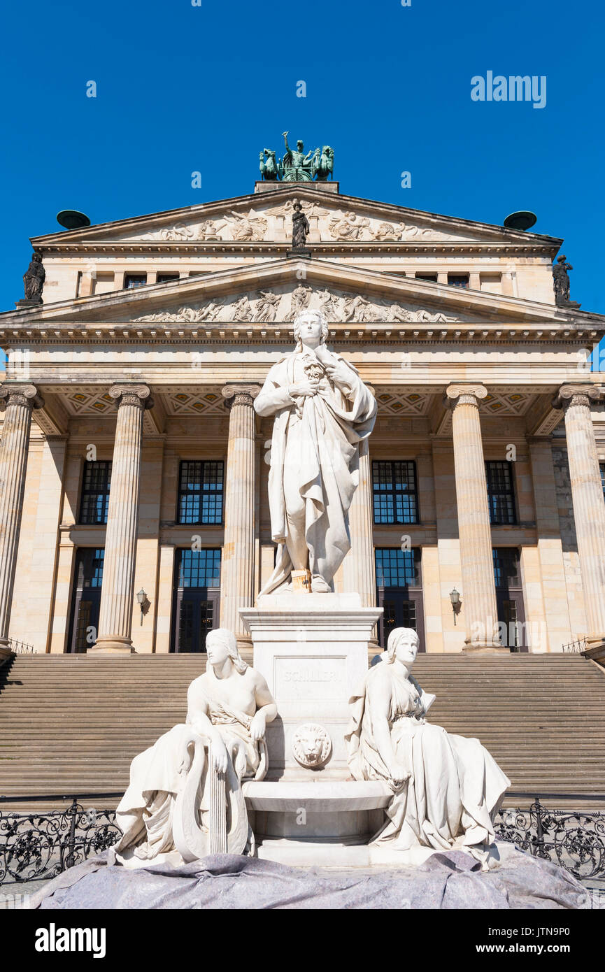 Vista del Konzerthaus e Schiller statua in piazza Gendarmenmarkt a Berlino Germania Foto Stock