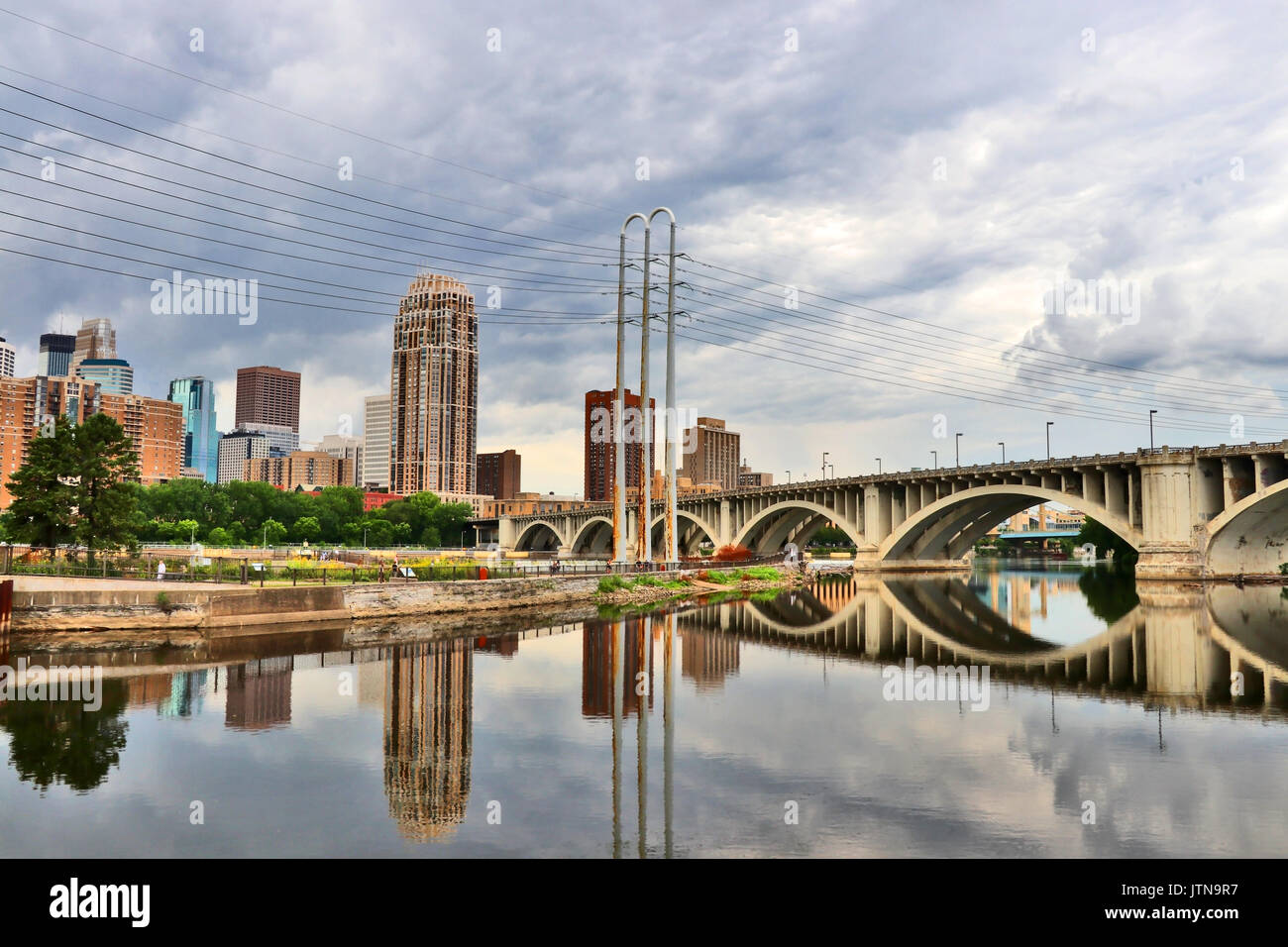 Minneapolis skyline del centro e la terza Avenue ponte al di sopra del fiume Mississippi. La Midwest USA, Minnesota. Foto Stock
