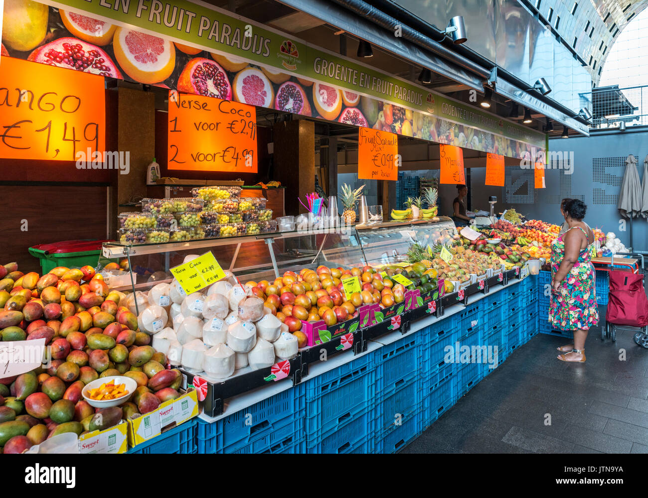 Pressione di stallo di frutta nel Markthal (Market Hall), Rotterdam, Paesi Bassi Foto Stock