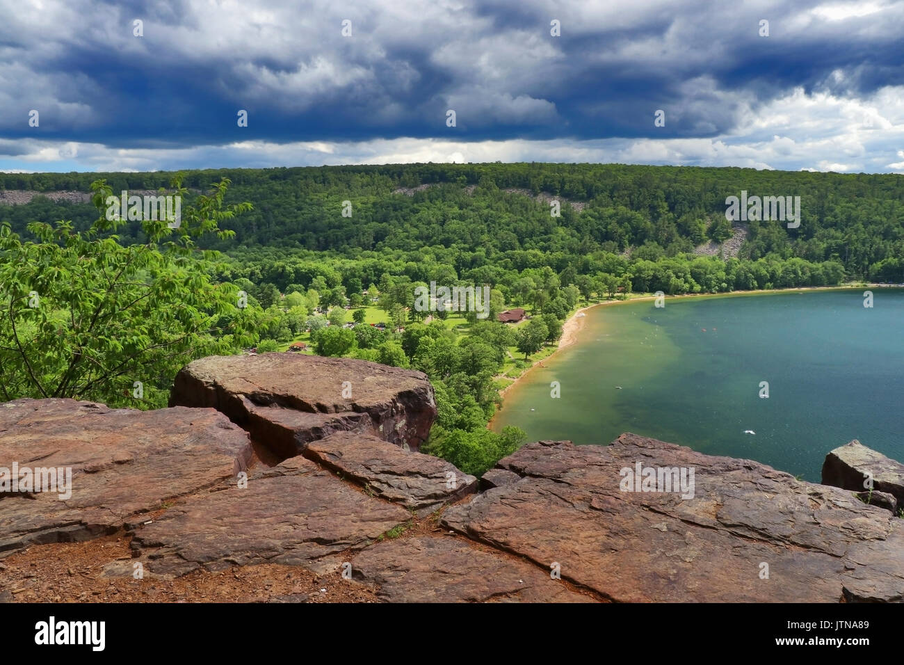 Veduta aerea sulla South Shore beach da rocky ice age sentiero escursionistico. Paesaggio estivo in Devils lago del Parco Statale, Baraboo area, Wisconsin, Stati Uniti d'America. Natura indietro Foto Stock