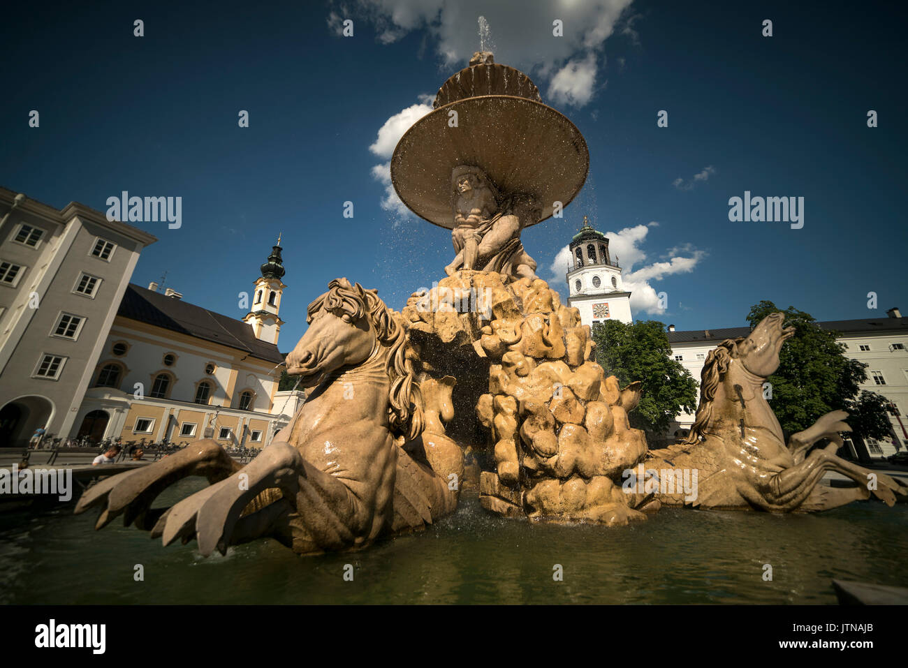 Residenzbrunnen oder Hofbrunnen und der Turm mit dem Glockenspiel der Neuen Residenz auf dem Residenzplatz, Salisburgo, Österreich | fontana Residenz Foto Stock