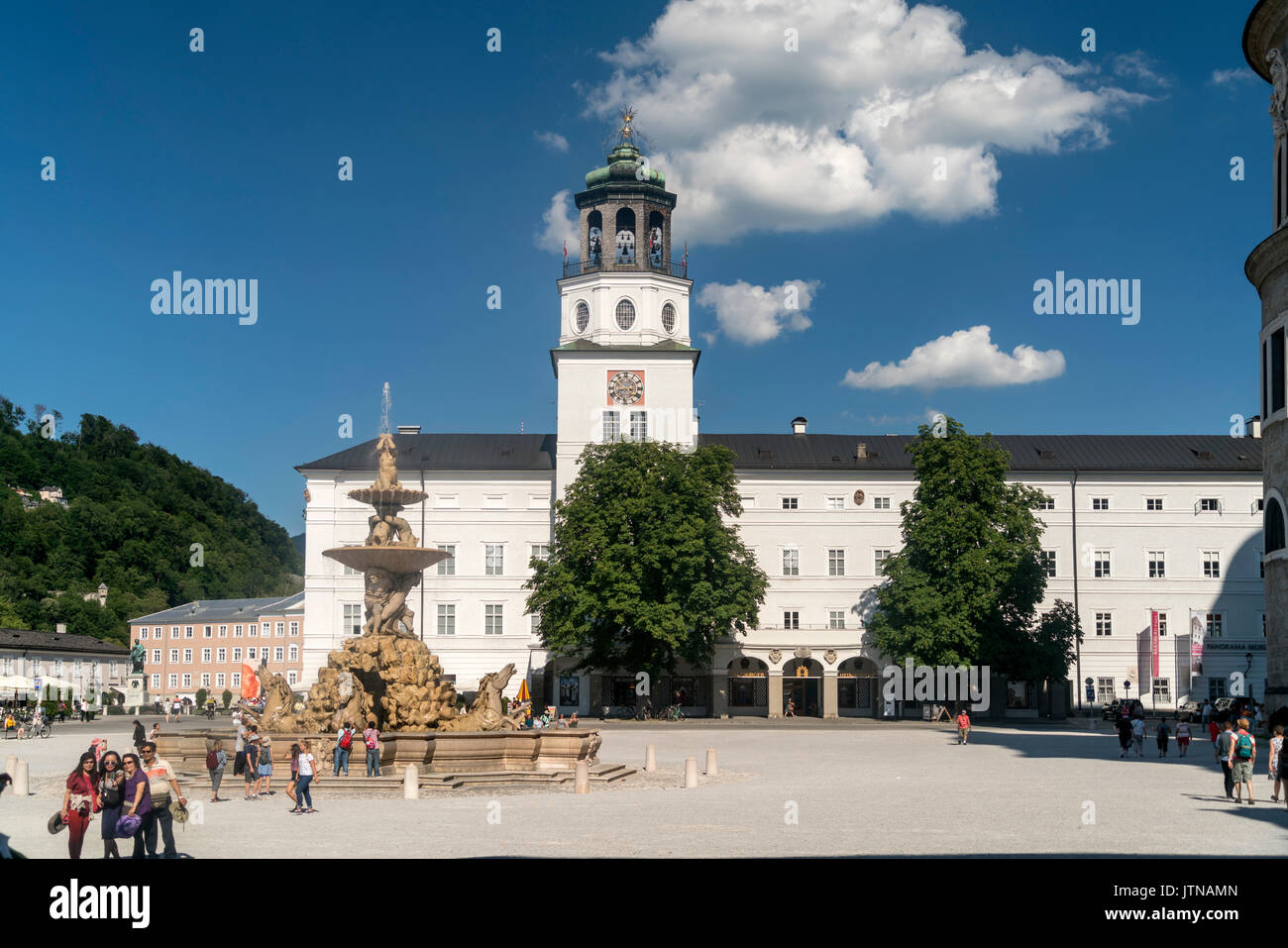Residenzbrunnen und der Turm mit dem Glockenspiel der Neuen Residenz auf dem Residenzplatz, Salisburgo, Österreich | Residenzbrunnen fontana e Neue Foto Stock