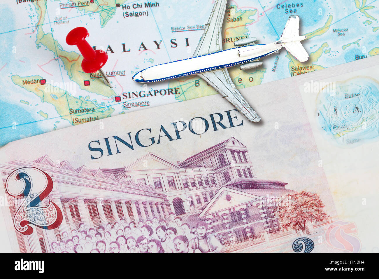 Viaggio a Singapore concetto - con due dollaro di Singapore e la mappa che mostra di Singapore. Foto Stock