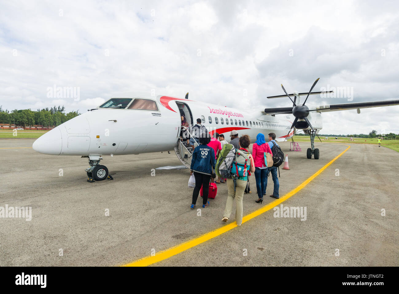 I passeggeri a bordo di un Jambojet Bombardier Q400 aeromobile a Nairobi a Ukunda pista di atterraggio per aerei Aeroporto sulla costa Kenyas Foto Stock