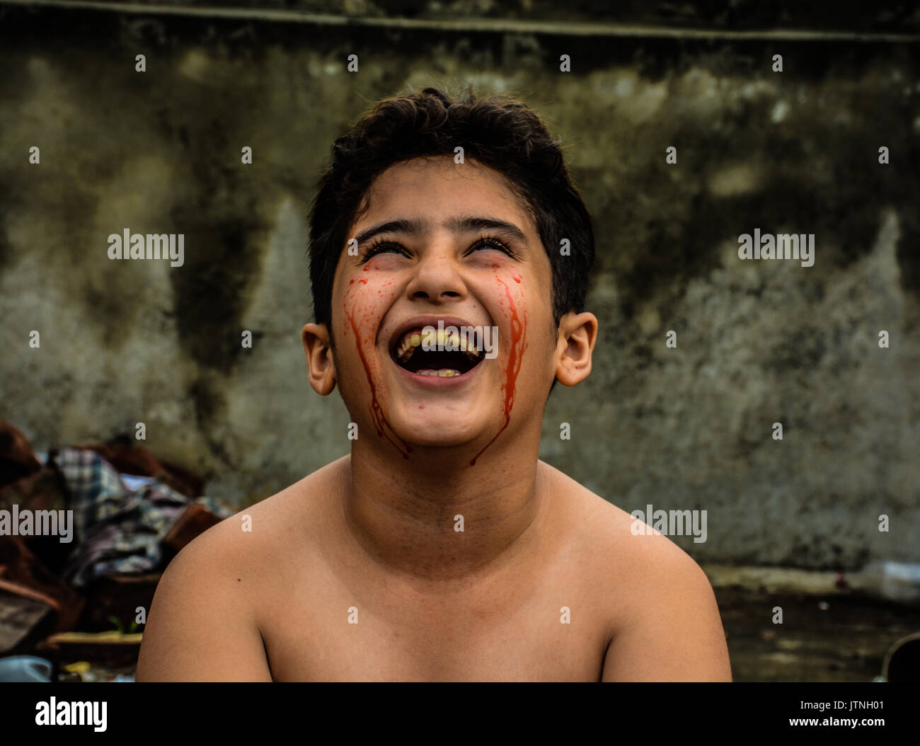 Una fotografia artistica che rappresenta la lotta interiore tra il dolore e la felicità esterna! Foto Stock