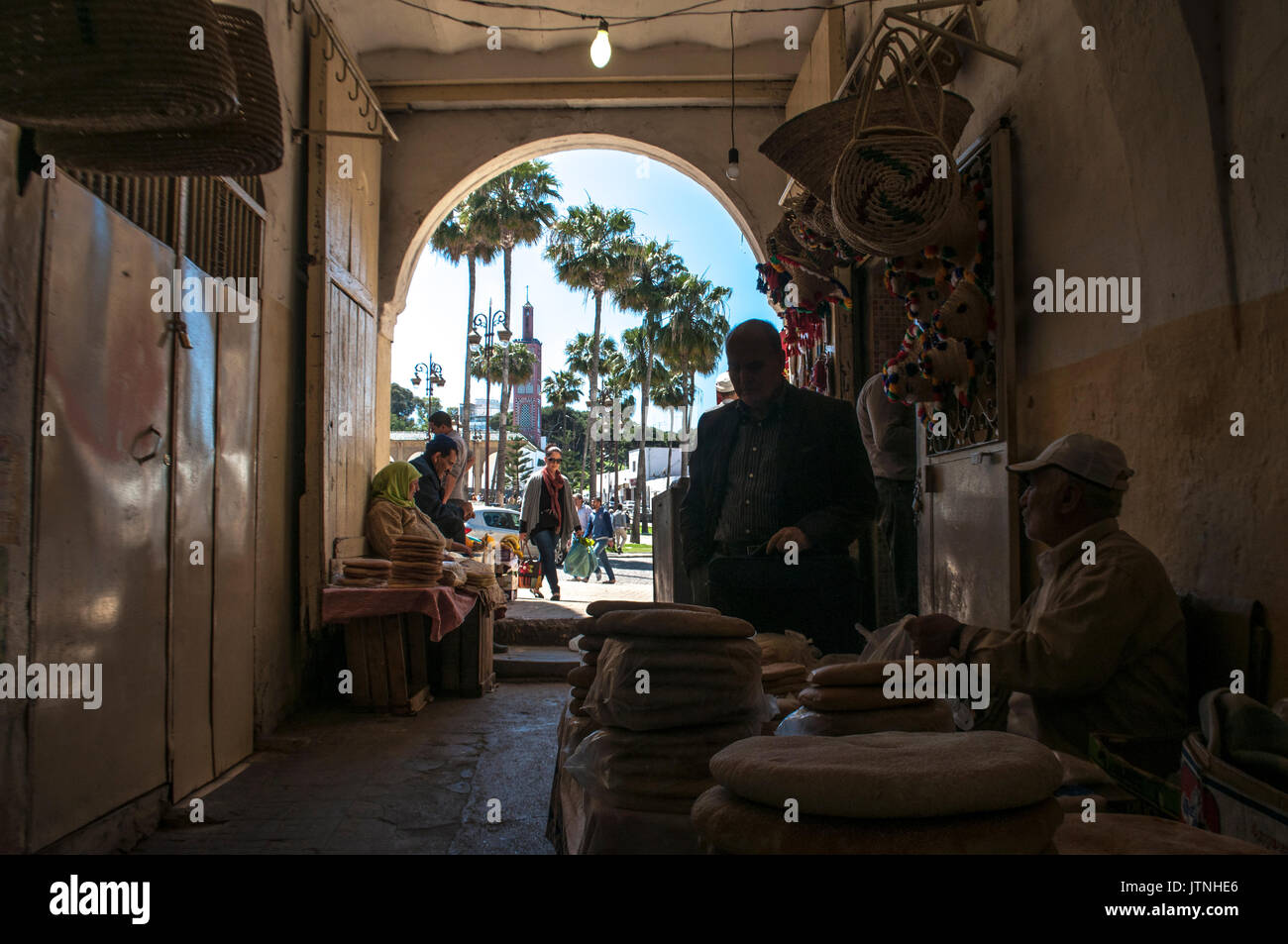 Il Marocco, Nord Africa: popolo marocchino al mercato di stretti vicoli di Tangeri, la città sulla costa del Maghreb con la sua miscela unica di culture Foto Stock