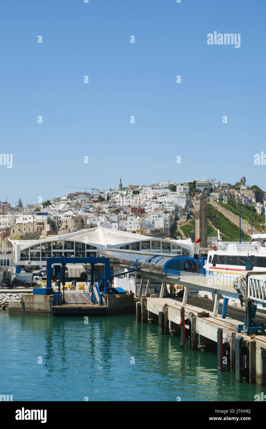 Porto e lo skyline di Tangeri, città sulla costa del Maghreb all'entrata occidentale dello stretto di Gibilterra, dove il mare Mediterraneo incontra l'Oceano Atlantico Foto Stock