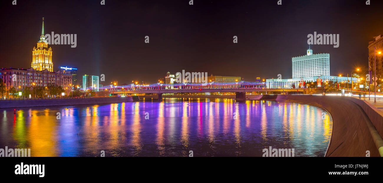 Mosca, Russia - 9 Maggio 2015: la vista panoramica sul fiume Moskva con Radisson Royal Hotel e Casa del Governo sulle sue rive, il 9 maggio a Mosca Foto Stock