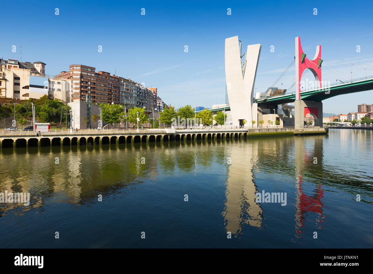 Vista giorno di La Salve ponte con museo Guggenheim in background. Bilbao, Spagna Foto Stock