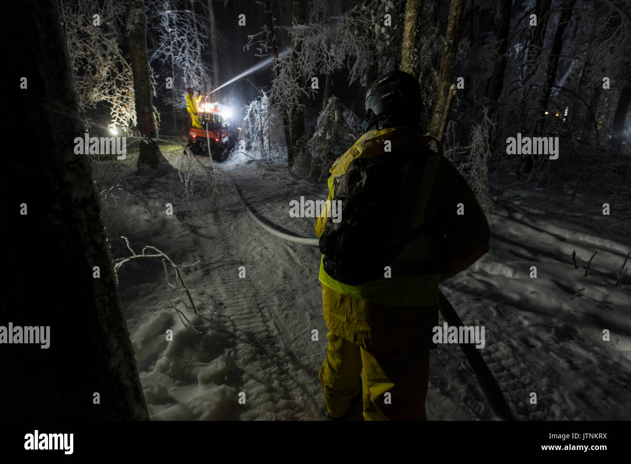 Un team di ricercatori la replica di una tempesta di ghiaccio durante l'inverno nelle White Mountains del New Hampshire. Il team sta studiando gli effetti delle tempeste di ghiaccio sul terreno, gli alberi, uccelli ed insetti. Foto Stock