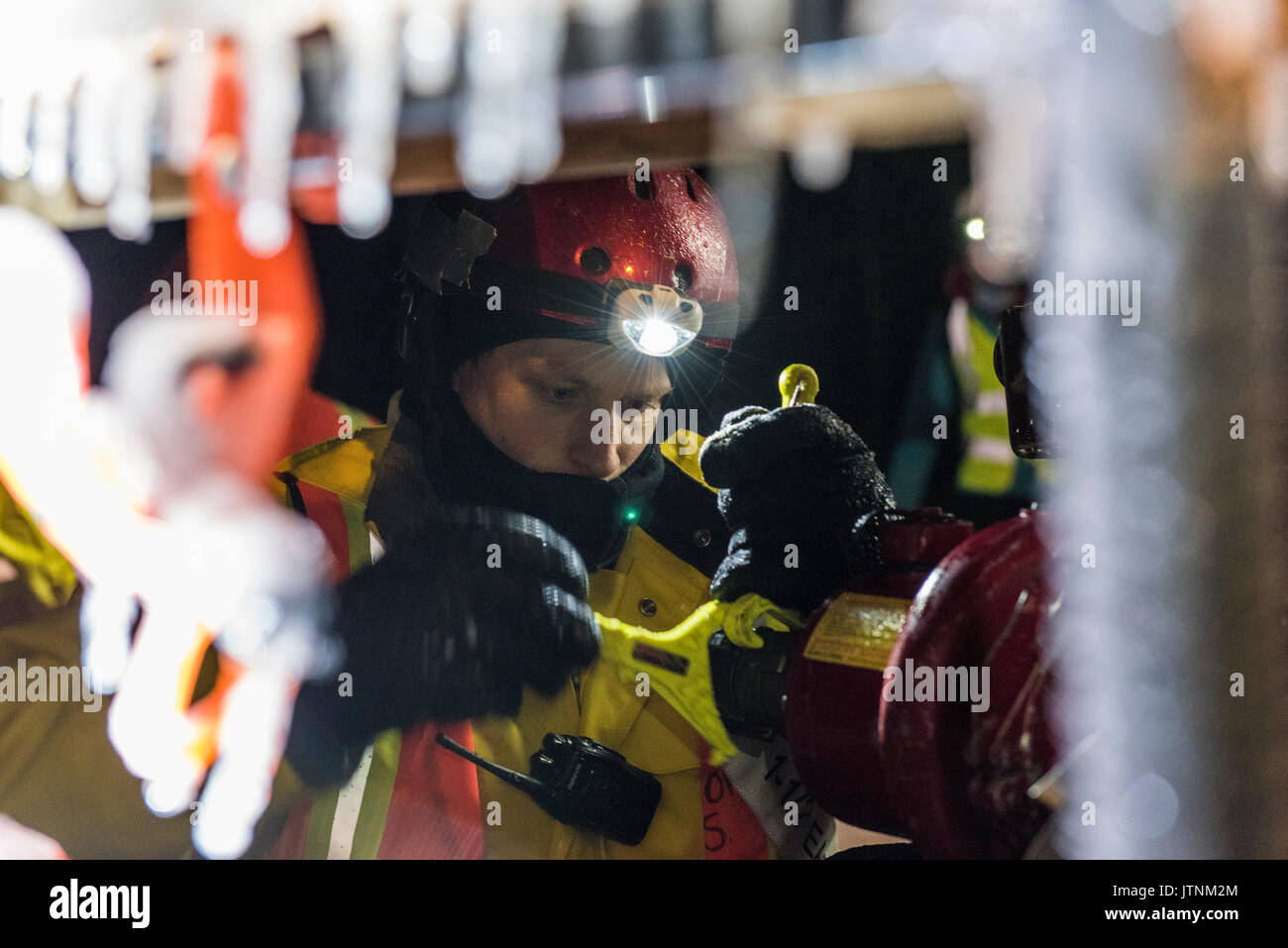 Un team di ricercatori la replica di una tempesta di ghiaccio durante l'inverno nelle White Mountains del New Hampshire. Il team sta studiando gli effetti delle tempeste di ghiaccio sul terreno, gli alberi, uccelli ed insetti. Foto Stock