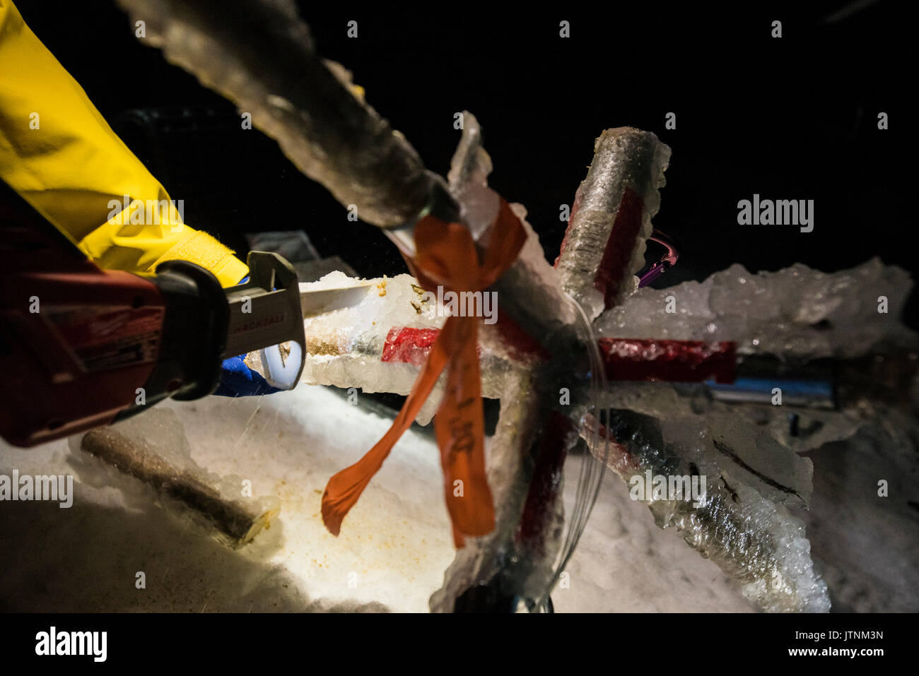 Un team di ricercatori la replica di una tempesta di ghiaccio durante l'inverno nelle White Mountains del New Hampshire. Il team sta studiando gli effetti delle tempeste di ghiaccio sul terreno, gli alberi, uccelli ed insetti. Foto Stock