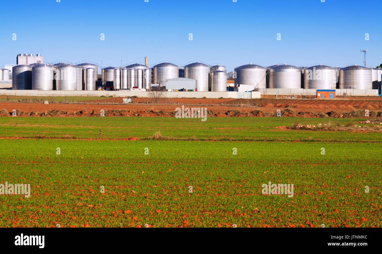 Storage moderno sotto il cielo blu nei pressi di campo Foto Stock