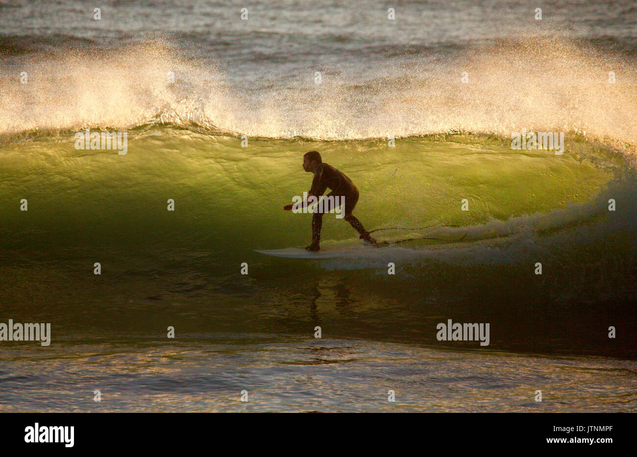 La regolarità e la bellezza delle onde a Le Loch spiaggia hanno reso questo un hot spot per i surfisti. Le Loch, Guidel, Brittany. Foto Stock