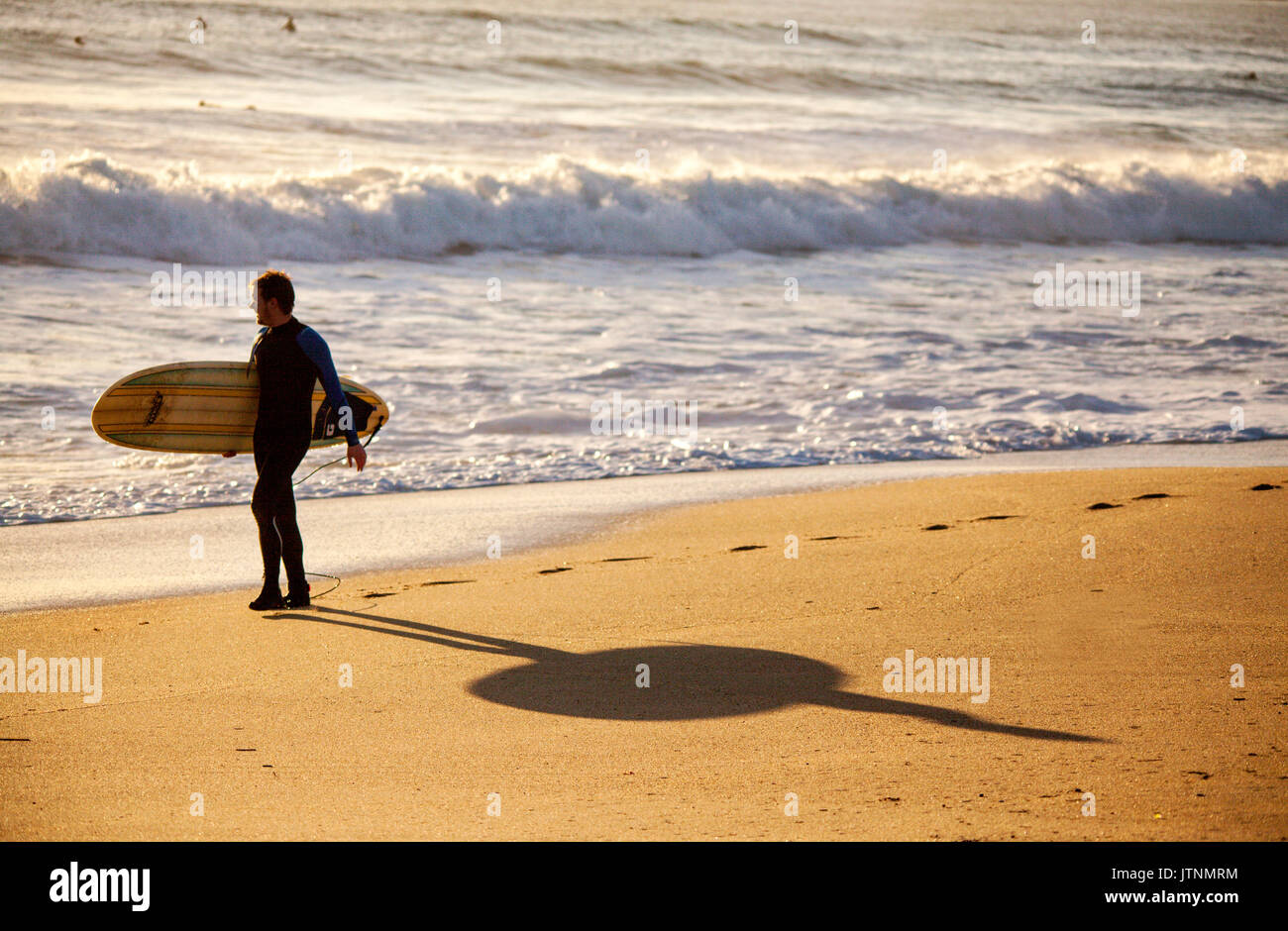 La regolarità e la bellezza delle onde a Le Loch spiaggia hanno reso questo un hot spot per i surfisti. Le Loch, Guidel, Brittany. Foto Stock