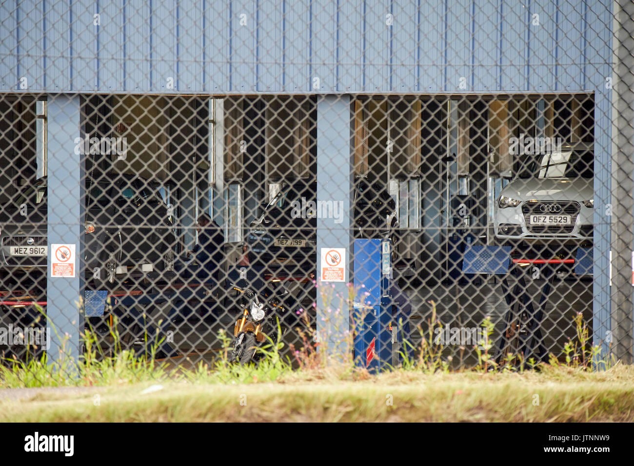 Northern Ireland governo eseguire MOT automobile veicolo testing centre mallusk Foto Stock