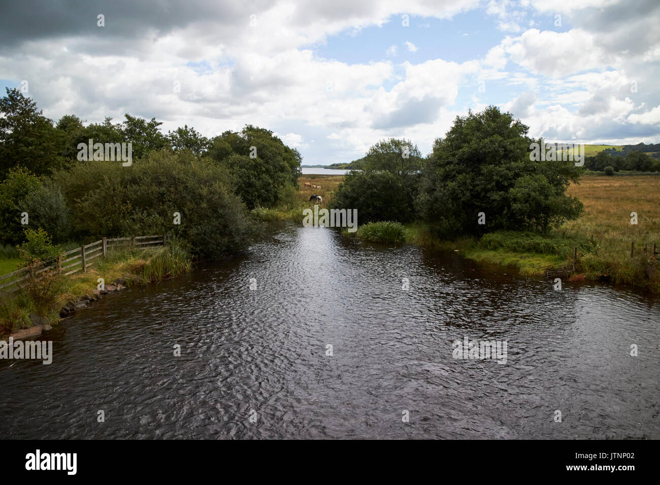 Belcoo piccolo fiume marcatura confine tra Irlanda del Nord e della Repubblica di Irlanda a belcoo - blacklion Foto Stock