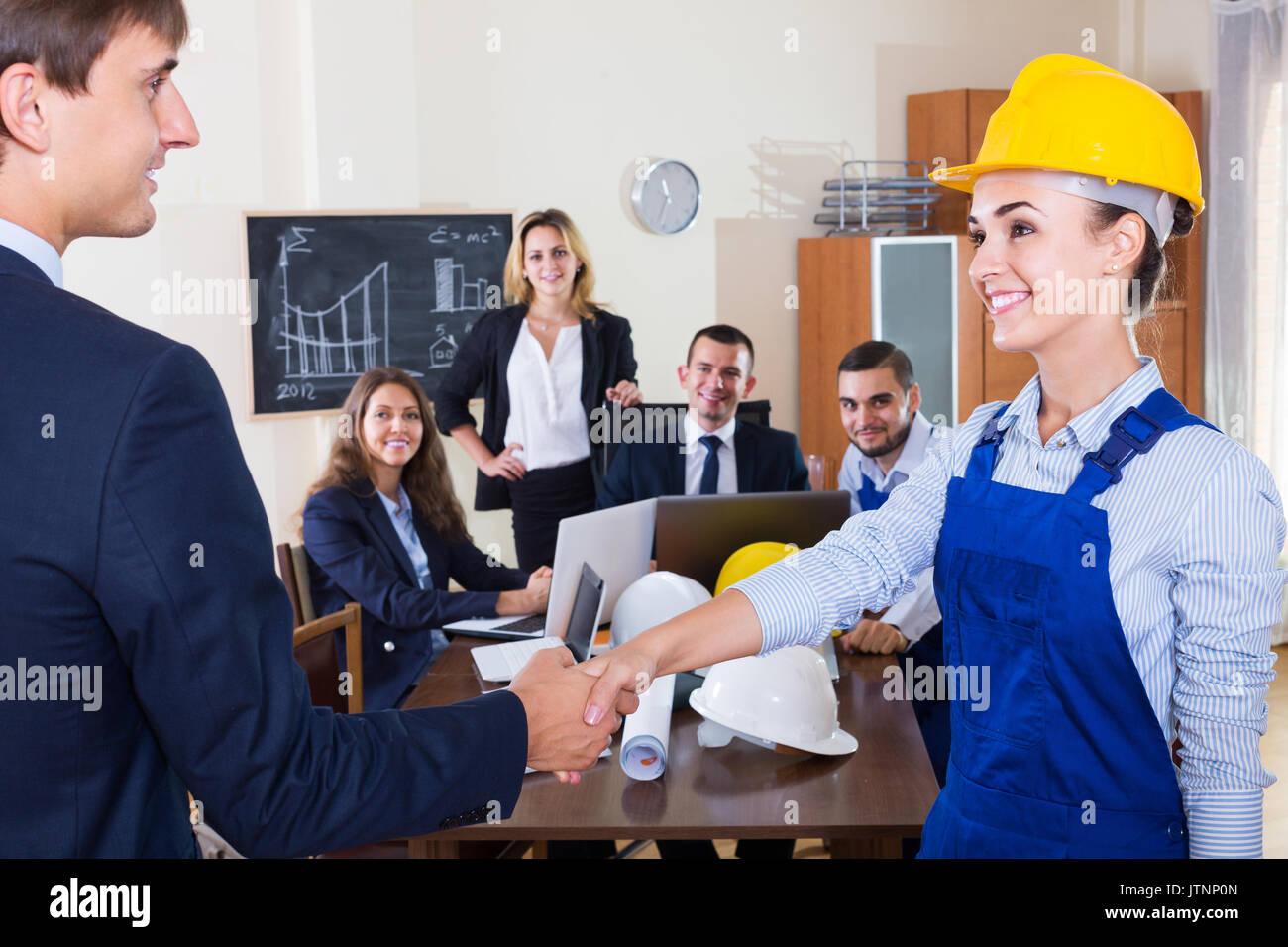 Il capo dell ufficio di architettura e american main handshaking specialista in interni Foto Stock