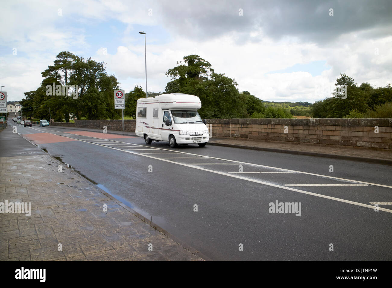 Caravan turistici attraversando terra di confine tra Irlanda del Nord e della Repubblica di Irlanda a belcoo - blacklion Foto Stock