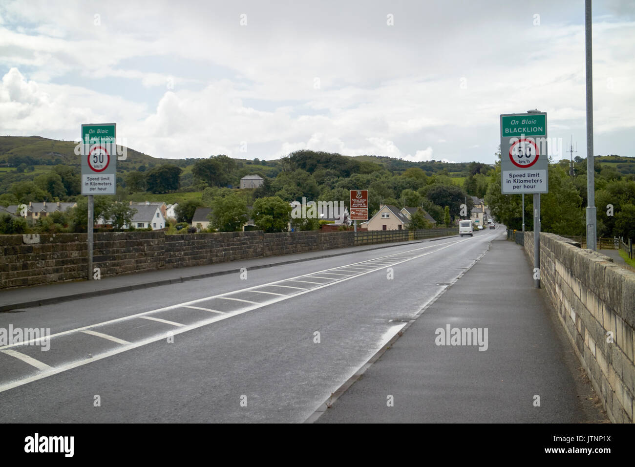 Terra di confine tra Irlanda del Nord e della Repubblica di Irlanda a belcoo - blacklion cercando in Repubblica di Irlanda Foto Stock