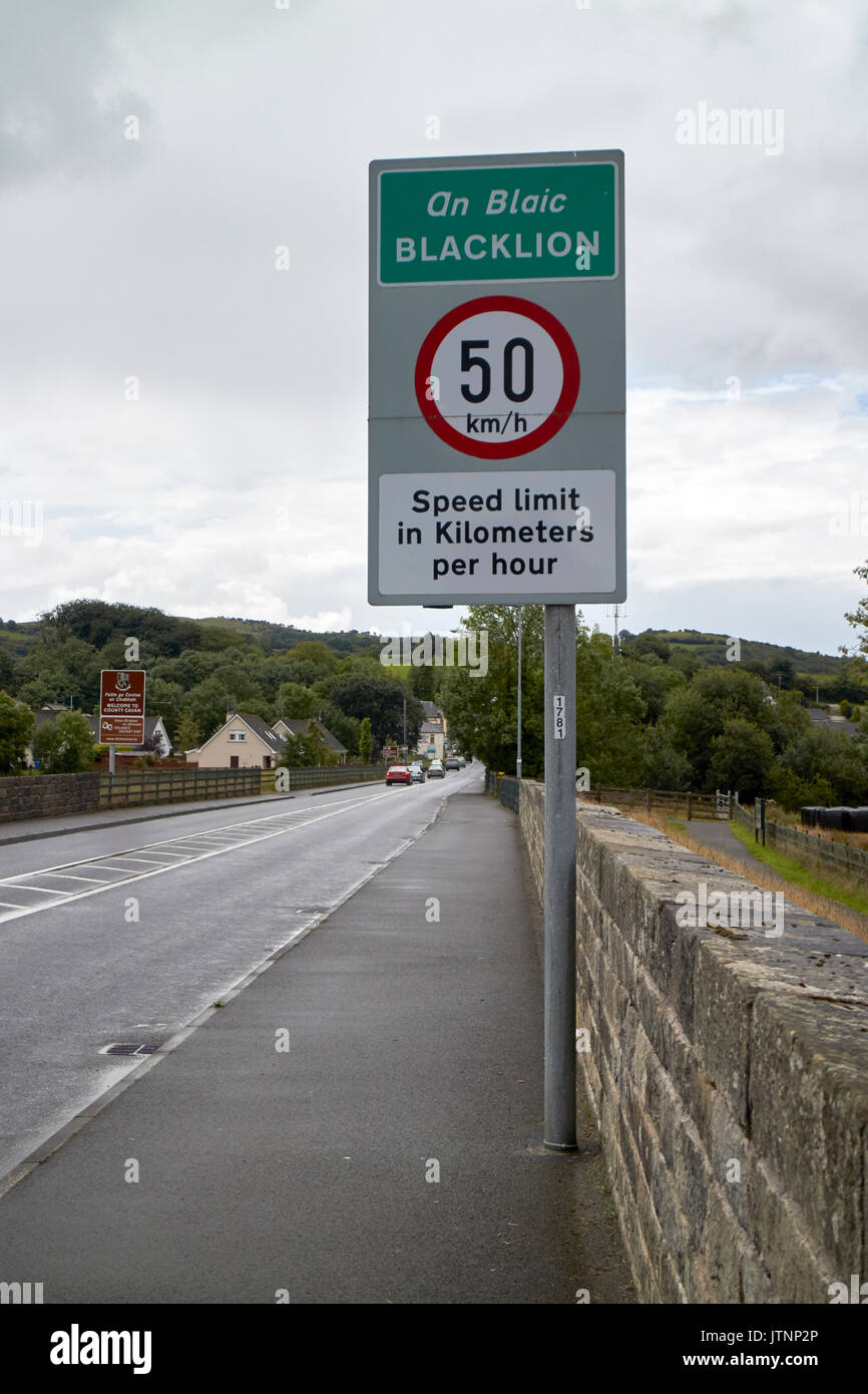 Limite di velocità segno metrico sulla terra di confine tra Irlanda del Nord e della Repubblica di Irlanda a belcoo - blacklion cercando in Repubblica di Irlanda Foto Stock