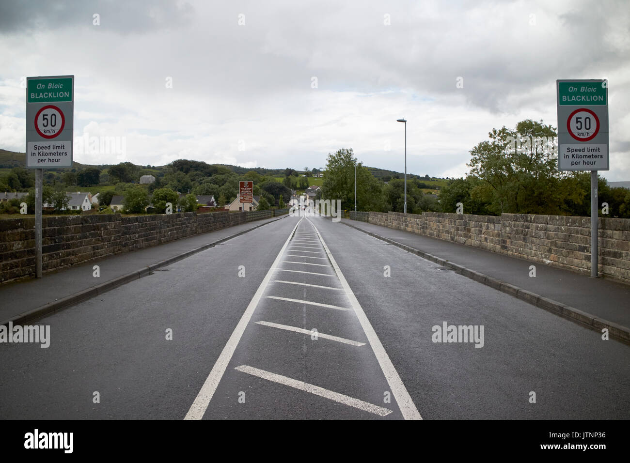 Terra di confine tra Irlanda del Nord e della Repubblica di Irlanda a belcoo - blacklion cercando in Repubblica di Irlanda Foto Stock